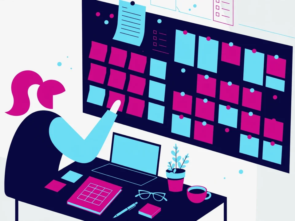 Autónoma planificando un calendario de contenidos en su escritorio